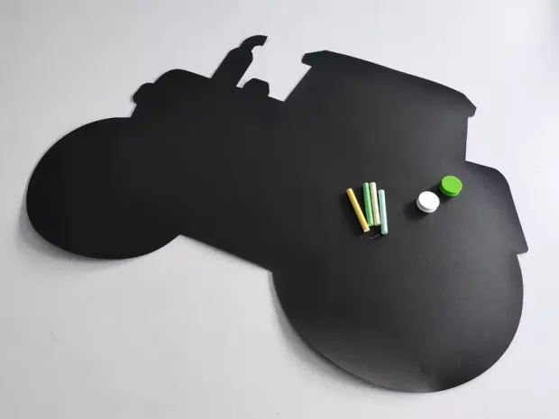 Tablica magnetyczna kredowa dla dzieci traktor 408 - Wzór graficzny. Kształt traktora z wyciętymi detalami, obok kredki