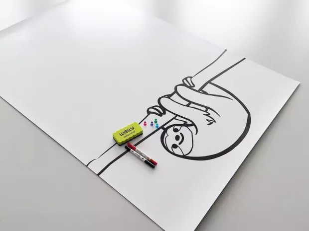 Tablica magnetyczna z nadrukiem leniwca w ujęciu z gąbką, markerami i magnesami