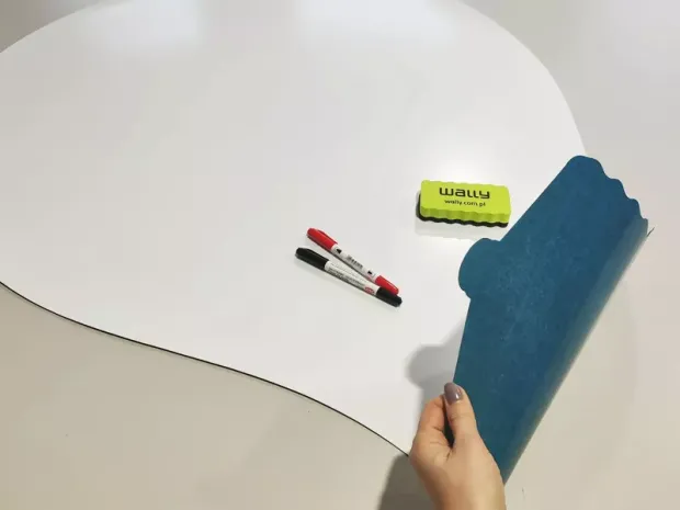 Tablica magnetyczna suchościeralna żarówka 016 - Wzór graficzny. Kształt przypominający żarówkę, z zaokrąglonymi brzegami