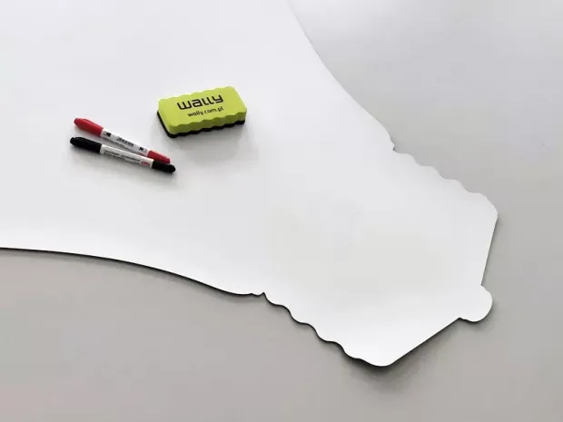Tablica magnetyczna suchościeralna żarówka 016 - Wzór graficzny. Kształt przypomina żarówkę z falistymi brzegami