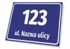 Tabliczka adresowa z ulicą i numerem domu - Wzór graficzny. Prostokątna tabliczka z białym tekstem na niebieskim tle