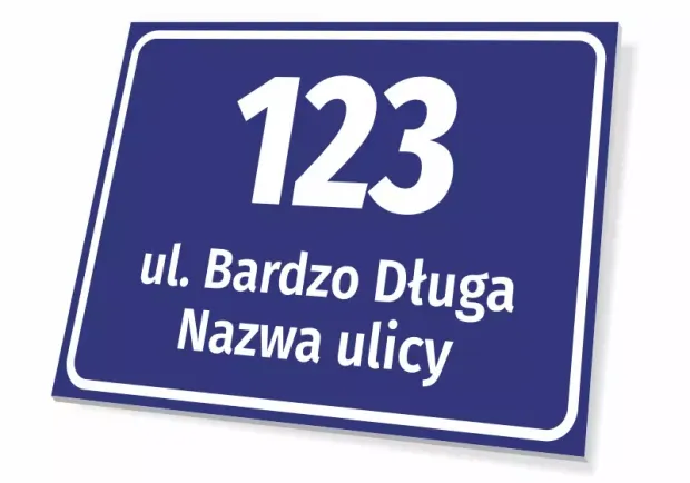 Niebieska tabliczka adresowa z białym polem na numer domu oraz nazwę ulicy, pokazana na białym tle