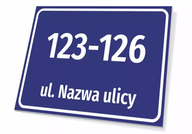 Niebieska tabliczka adresowa z polem na zakres numerów domów oraz nazwę ulicy, pokazana pod kątem na białym tle