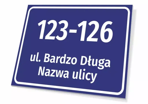 Niebieska tabliczka adresowa z polem na zakres numerów i dwuwierszową nazwę ulicy, w ujęciu pod kątem na białym tle