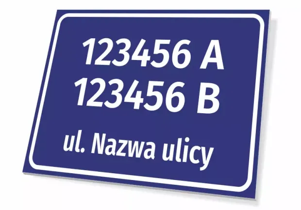 Niebieska tabliczka adresowa z miejscem na dwa numery domów z literami i nazwę ulicy, pokazana pod kątem