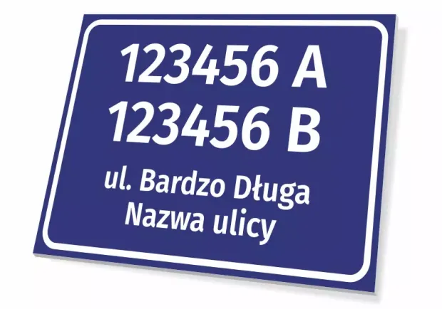Niebieska tabliczka adresowa z miejscem na dwa numery z literami i dwuwierszową nazwę ulicy, pod kątem na białym tle