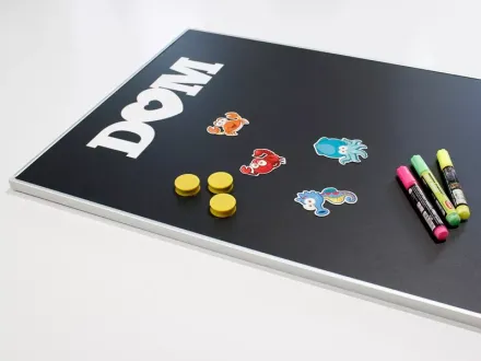 Indywidualna tablica kredowa, magnetyczna z nadrukiem w ramie aluminiowej w rozmiarze 55x110 cm ( wymiar bez ramy) wraz z wykonaniem projektu