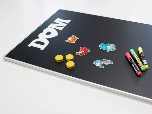 Indywidualna tablica kredowa, magnetyczna z nadrukiem w ramie aluminiowej w rozmiarze 55x110 cm (wymiar bez ramy) wraz