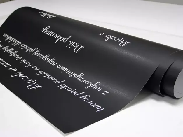 Indywidualna tablica kredowa z nadrukiem w formacie 110x140 cm - Wzór graficzny. Czarny podkład z białym tekstem w różnych