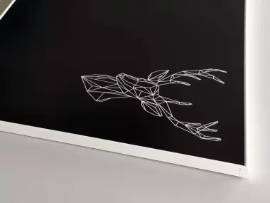 Indywidualna tablica suchościeralna magnetyczna czarna z nadrukiem wzór jeleń 456 MAT w ramie aluminiowej białej w rozmiarze