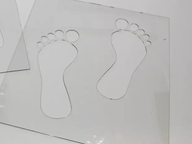 Indywidualny szablon malarski wielokrotnego użycia wykonany z sztywnego materiału 0,5 mm zewn rozmiar 40x50 cm - Wzór