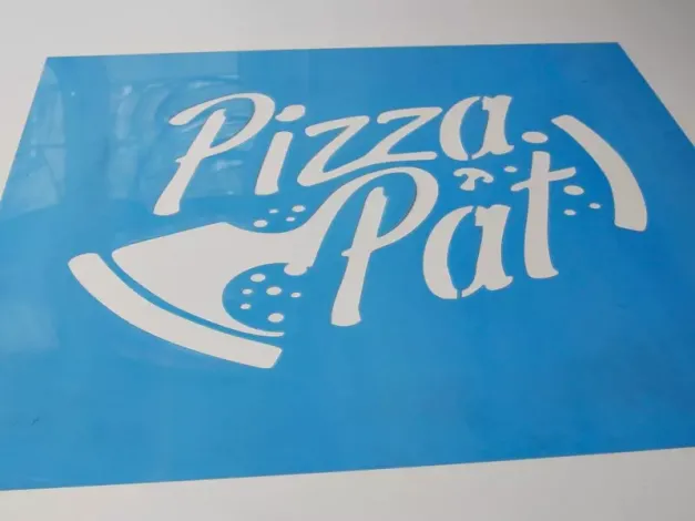 Indywidualny szablon malarski wielokrotnego użycia wykonany z sztywnego materiału 1 mm. Wymiar szablonu 65x43 cm - Wzór