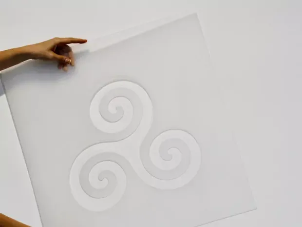 Indywidualny szablon malarski wielokrotnego użycia - Wzór graficzny. Trzy spirale połączone w centralnym punkcie, tworzące