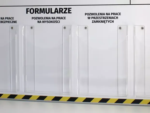 Tablica BHP z przezroczystymi kieszeniami na formularze i ostrzegawczym pasem w ujęciu detalu