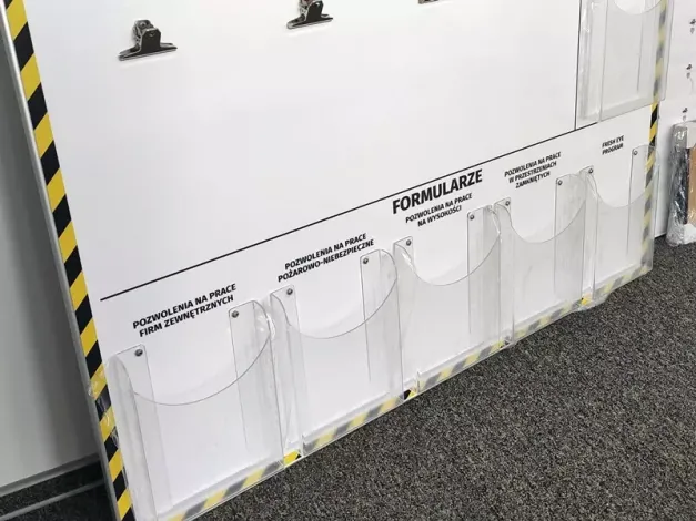 Komplet indywidualnych tablic informacyjnych w ramie aluminowej w rozmiarze 130x97cm - 1szt, 80x80cm - 1szt wg projektu -