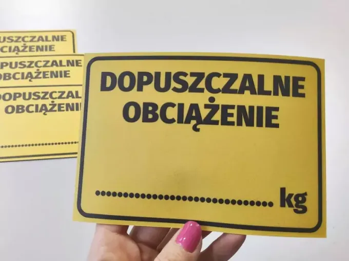 Naklejka Dopuszczalne obciążenie - Wzór graficzny. Żółte tło z czarnym napisem i miejscem na wartość w kilogramach