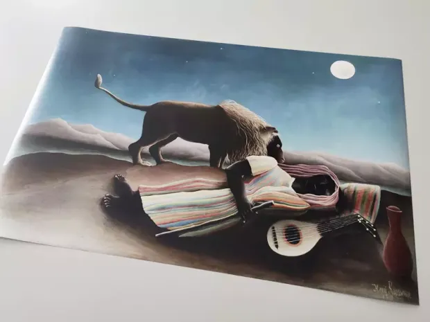 Reprodukcja La zingara addormentata, Henri Rousseau - Wzór graficzny. Postać leży na ziemi, obok niej lew, w tle góry
