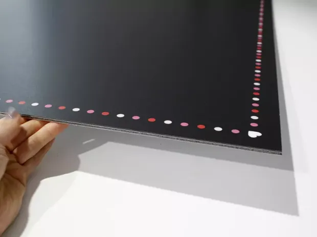 Tablica kredowa usztywniona podłożem z dibondu o grubości 3mm - Wzór graficzny. Czarne tło z kolorowymi kropkami wzdłuż