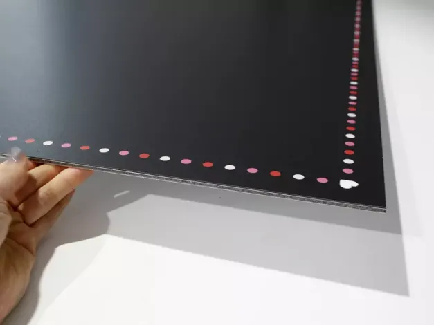 Tablica kredowa usztywniona podłożem z dibondu o grubości 3mm - Wzór graficzny. Czarne tło z kolorowymi kropkami wzdłuż