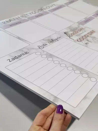 Tablica magnetyczna suchościeralna z planerem tygodniowym w ujęciu pokazującym grubość płyty
