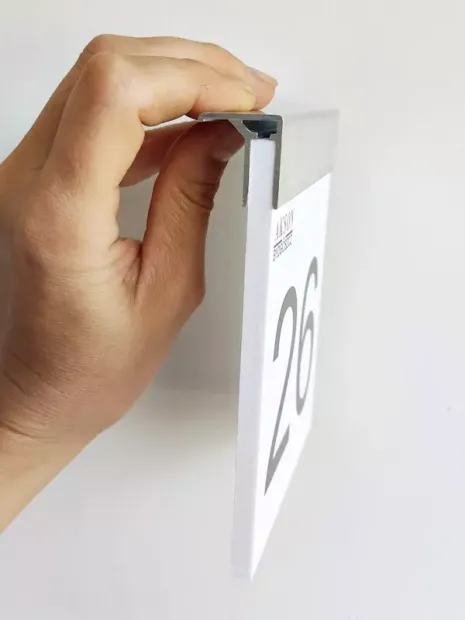 Tabliczka informacyjna z materiału PCV 6mm, nadruk jednostronny + profil aluminiowy umożliwiający montaż na ścianie - Wzór