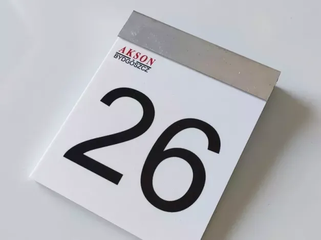 Tabliczka informacyjna z materiału PCV 6mm, nadruk jednostronny + profil aluminiowy umożliwiający montaż na ścianie - Wzór