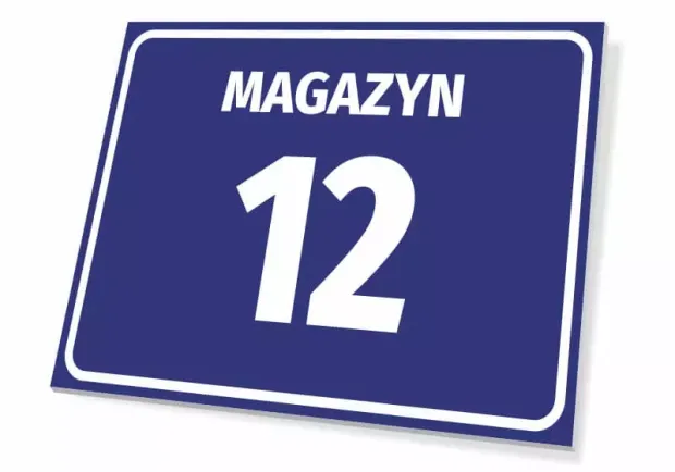 Tabliczka z napisem MAGAZYN i przykładowym polem na numer, pokazana w ujęciu prezentującym jej grubość