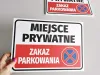 Tabliczka Miejsce prywatne - Zakaz parkowania - Wzór graficzny. Czerwone tło z białym napisem i symbolem zakazu