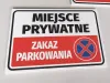 Tabliczka Miejsce prywatne - Zakaz parkowania - Wzór graficzny. Prosty prostokąt z dużymi literami, czerwonym tłem