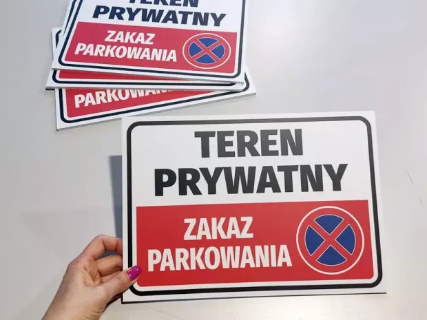 Tabliczka Teren prywatny, zakaz parkowania - Wzór graficzny. Czerwone tło z białym napisem i symbolem zakazu