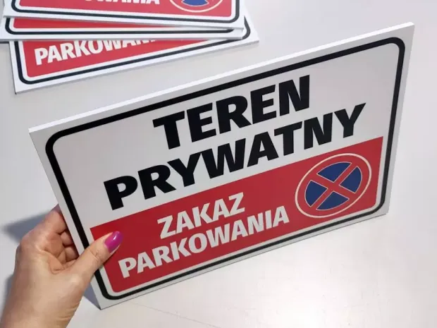 Tabliczka Teren prywatny, zakaz parkowania - Wzór graficzny. Czerwone tło z białym napisem i symbolem zakazu