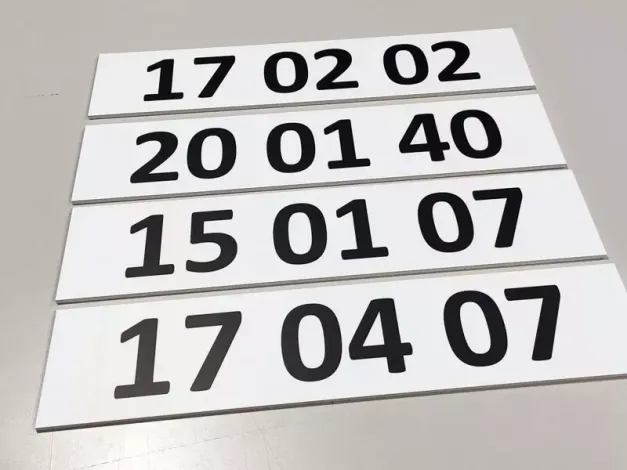 Indywidualna tabliczka z nadrukiem usztywniona podłożem PCV 5mm w rozmiarze 47x10cm - 53 szt - Wzór graficzny. Cztery