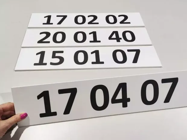 Indywidualna tabliczka z nadrukiem usztywniona podłożem PCV 5mm w rozmiarze 47x10cm - 53 szt - Wzór graficzny. Cztery