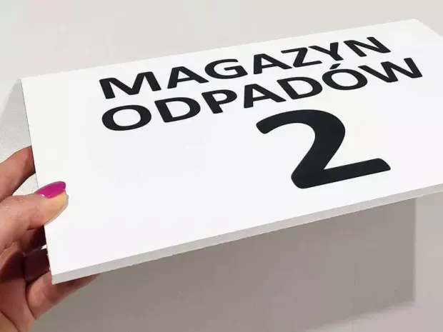 Indywidualna tabliczka z nadrukiem usztywniona podłożem PCV 5mm w rozmiarze 47x10cm - 53 szt - Wzór graficzny. Na białym tle