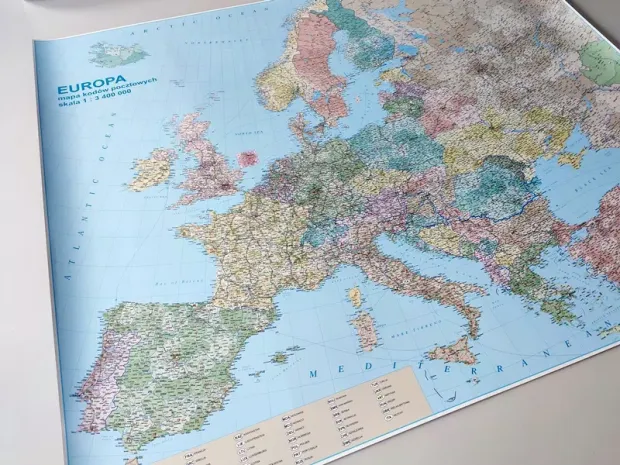 Suchościeralna naklejka magnetyczna z kolorowym nadrukiem mapy Europy, pokazana na płaskiej powierzchni