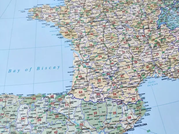 Suchościeralna naklejka magnetyczna z mapą Europy w zbliżeniu na szczegółowy nadruk dróg i regionów