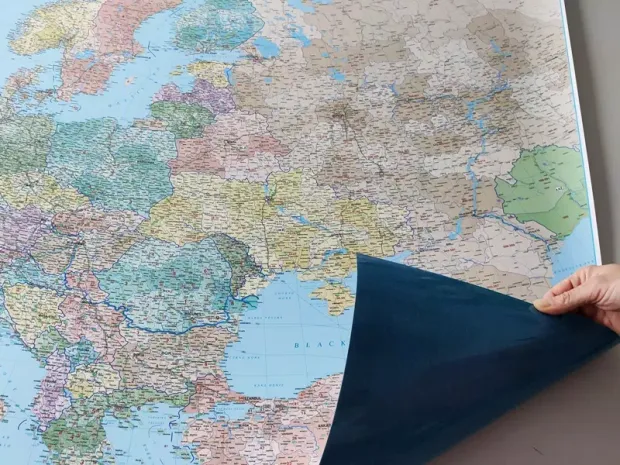 Suchościeralna naklejka magnetyczna z mapą Europy w ujęciu pokazującym elastyczność i ciemny spód materiału