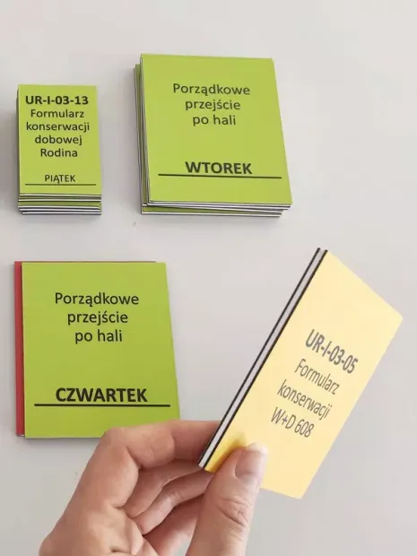 Dwustronny magnes z rdzeniem PCV trzymany w dłoni, ukazujący grubość i warstwową strukturę produktu