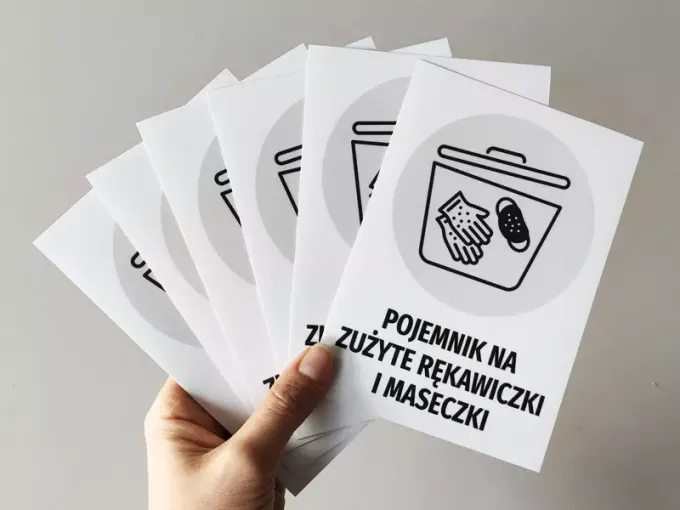 Naklejka Pojemnik na zużyte rękawiczki i maseczki - Wzór graficzny. Grafika przedstawia pojemnik z rysunkiem rąk i maseczki