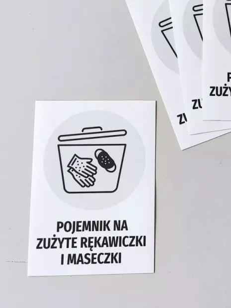 Naklejka Pojemnik na zużyte rękawiczki i maseczki - Wzór graficzny. Grafika przedstawia pojemnik z rękawiczkami i maseczką
