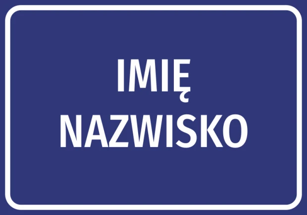 Niebieska naklejka informacyjna z białym obramowaniem oraz miejscem na personalizowane imię i nazwisko