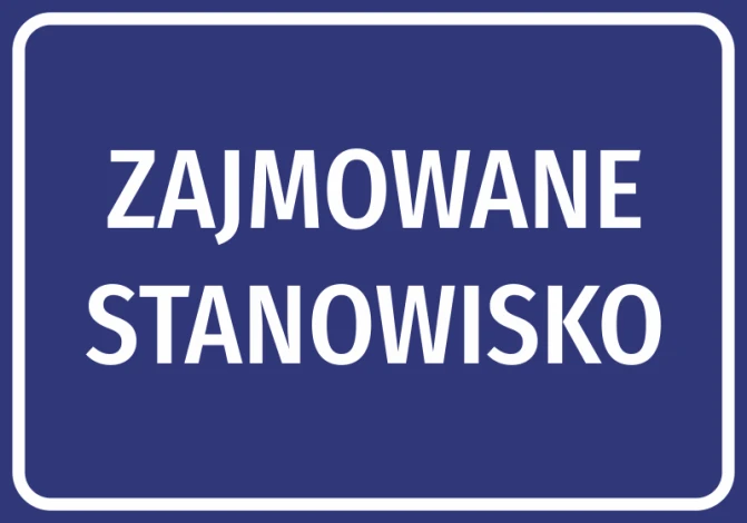 Naklejka z nazwą stanowiska - Wzór graficzny. Prosty prostokąt z ciemnoniebieskim tłem i białym tekstem