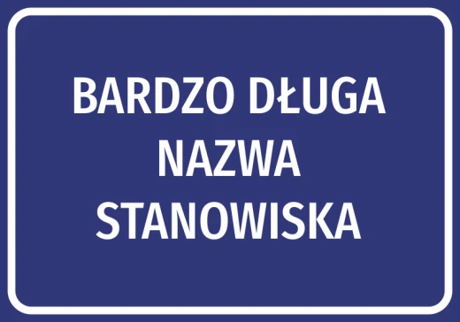 Niebieska naklejka informacyjna z białym, trzywierszowym tekstem pokazująca przykład długiej nazwy stanowiska