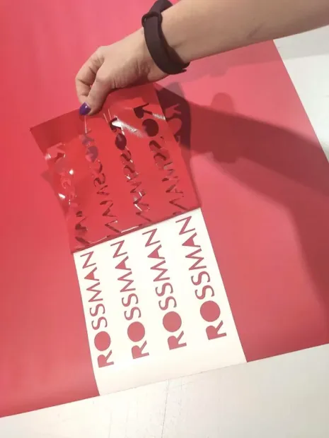 naklejki ploterowane z czerwonej folii z naniesionym transportem w rozmiarze 14,5x2 cm - Wzór graficzny. Grafika zawiera