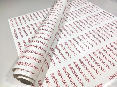 naklejki ploterowane z czerwonej folii z naniesionym transportem w rozmiarze 14,5x2 cm - Wzór graficzny. Powtarzający się