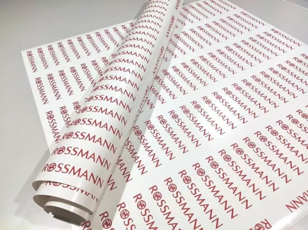 naklejki ploterowane z czerwonej folii z naniesionym transportem w rozmiarze 14,5x2 cm - Wzór graficzny. Powtarzający się