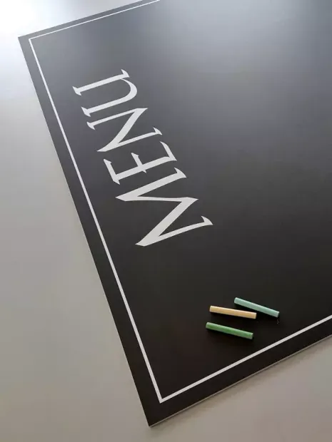 Tablica kredowa menu 066 - Wzór graficzny. Czarny prostokąt z białym napisem MENU i kredą w pastelowych kolorach