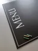 Tablica kredowa menu 066 - Wzór graficzny. Czarny prostokąt z białym napisem MENU i kredą w pastelowych kolorach