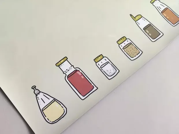 Tablica magnetyczna suchościeralna z nadrukiem słoiczków z przyprawami w zbliżeniu na detale grafiki