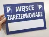 Tabliczka Miejsce zarezerwowane, z polem na nr rejestracyjny pojazdu - Wzór graficzny. Niebieskie tło z białym tekstem